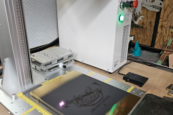 小型ファイバーレーザー加工機